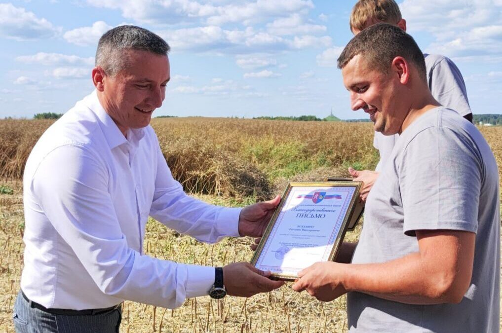 Есть первые тысячники! Героев уборочной поздравил глава района